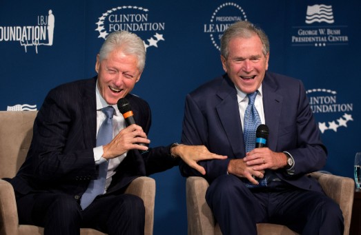 Bill Clinton a George Bush.jpg